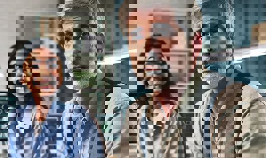 Man över 50 år som jobbar som designer men nyss förlorat sitt jobb tillsammans med en kvinna som nyligen fått sitt första jobb som AI-tekniker