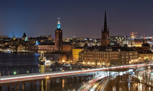 Stockholmsvy över Stadshuset och Riddarfjärden på kvällen.