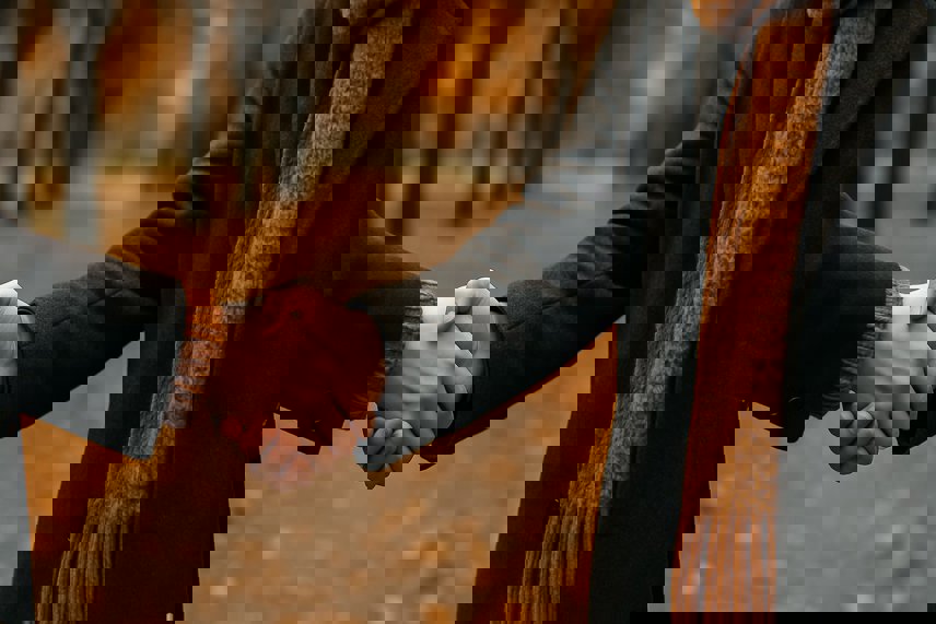 Två personer som skakar hand