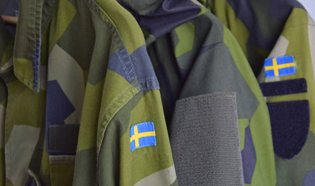 Svenska militäruniformer på rad.