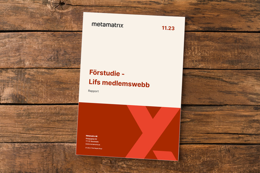 Bild på omslaget av rapporten Förstudie Lifs medlemswebb som ligger på ett bord.