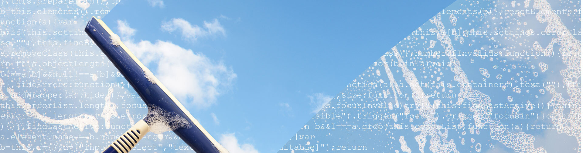 Fönsterputsskrapa skrapar bort kod framför en blå himmel