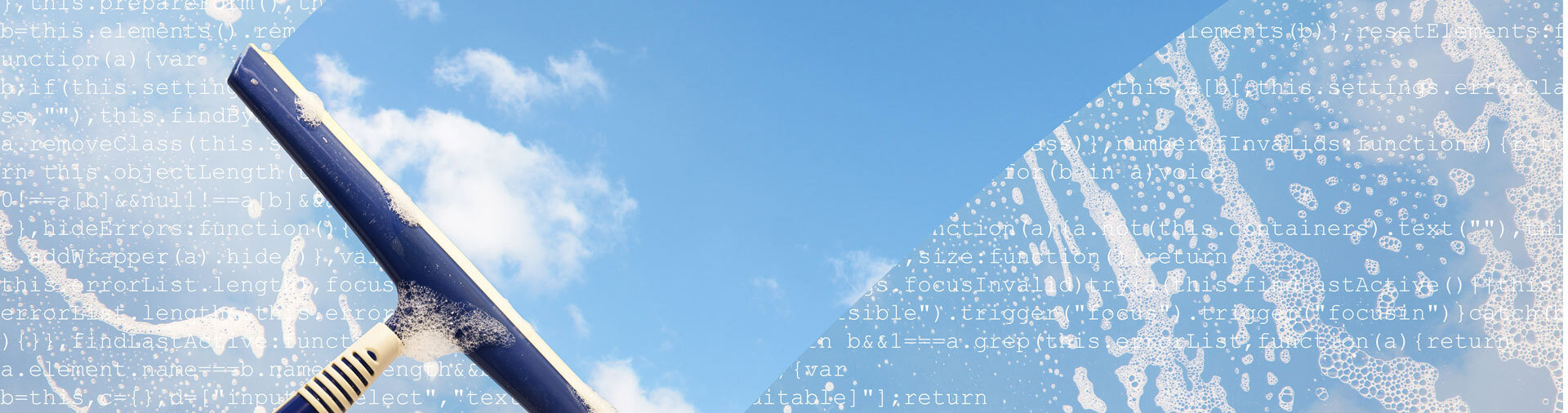 Fönsterputsskrapa skrapar bort kod framför en blå himmel