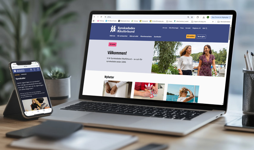 Laptop med vy av startsidan för SRF:s webbplats samt en telefon med en annan vy. i dark mode